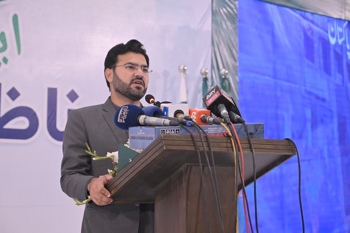 JamiatPK's tweet photo. Ex Central President IJT @AmirNagra addressed the participants of the evening, enlightening the 75 years Journey of IJT.
@PresidentIJT, @ShakeelAhmed626 presented him with the commemorative shield.
"ایک شام سابق ناظمین اعلی کے نام"
#75YearsOfJamiat #DiamondJubileeOfJamiat https://t.co/55bv6Fgijw