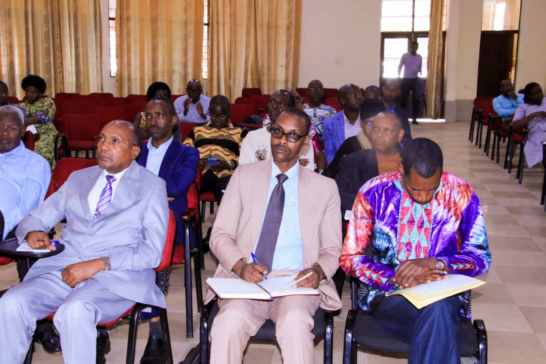 msp_burundi's tweet image. Le @mspls_bdi Dr #Sylvie #NZEYIMANA préside ce 13/1/2023, une réunion du Cadre de Concertation des Partenaires pour la Santé et le Développement (#CPSD).
Le @mspls_bdi était entouré par un délégué de l&apos;@UEauBurundi, chef de file des partenaires et le Représentant de @WhoBurundi.