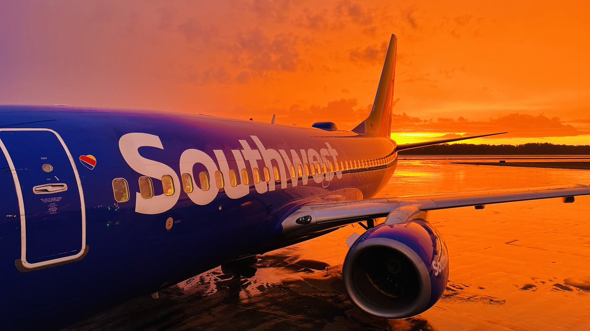 rollercoastinRO's tweet image. When a storm passes as the sun rises @MCO It makes for picture perfect photos while working flights! Makes the day just all that much better.  @spann @SouthwestAir #swapic #southwestairlines #floridawx