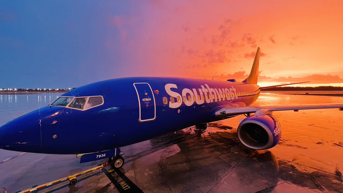 rollercoastinRO's tweet image. When a storm passes as the sun rises @MCO It makes for picture perfect photos while working flights! Makes the day just all that much better.  @spann @SouthwestAir #swapic #southwestairlines #floridawx