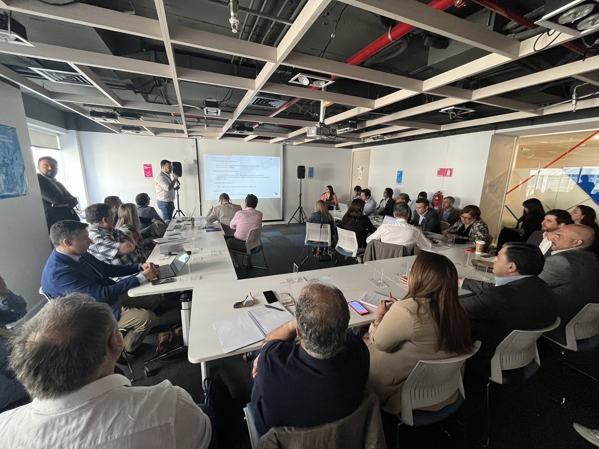 EduPublicaCL's tweet photo. Planificando nuestro 2023 para fortalecer la Educación Pública ✅

Directores Ejecutivos de todos los SLEP, junto a sus subdirectores UATP, participan de jornada de trabajo liderada por el Director Jaime Veas y subdirectora @paulina_saez_k. https://t.co/aDFI9JOTLp