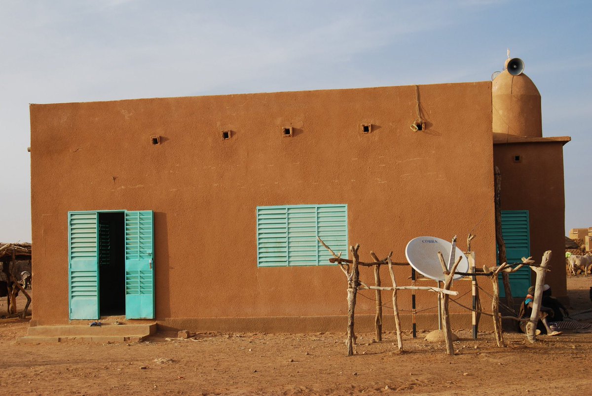 AhmadiyyaAp's tweet photo. Des terroristes au #BurkinaFaso ont exigé que l'imam Alhaj Boureima Bidiga, 67 ans, renonce à sa foi.

Il a répondu : «Si vous souhaitez m'arracher la tête, alors vous le pouvez, mais il n'est pas possible pour moi de renoncer à l'Islam Ahmadiyyat.» 

L'imam a ensuite été abattu. https://t.co/d2J4B4bd2Z
