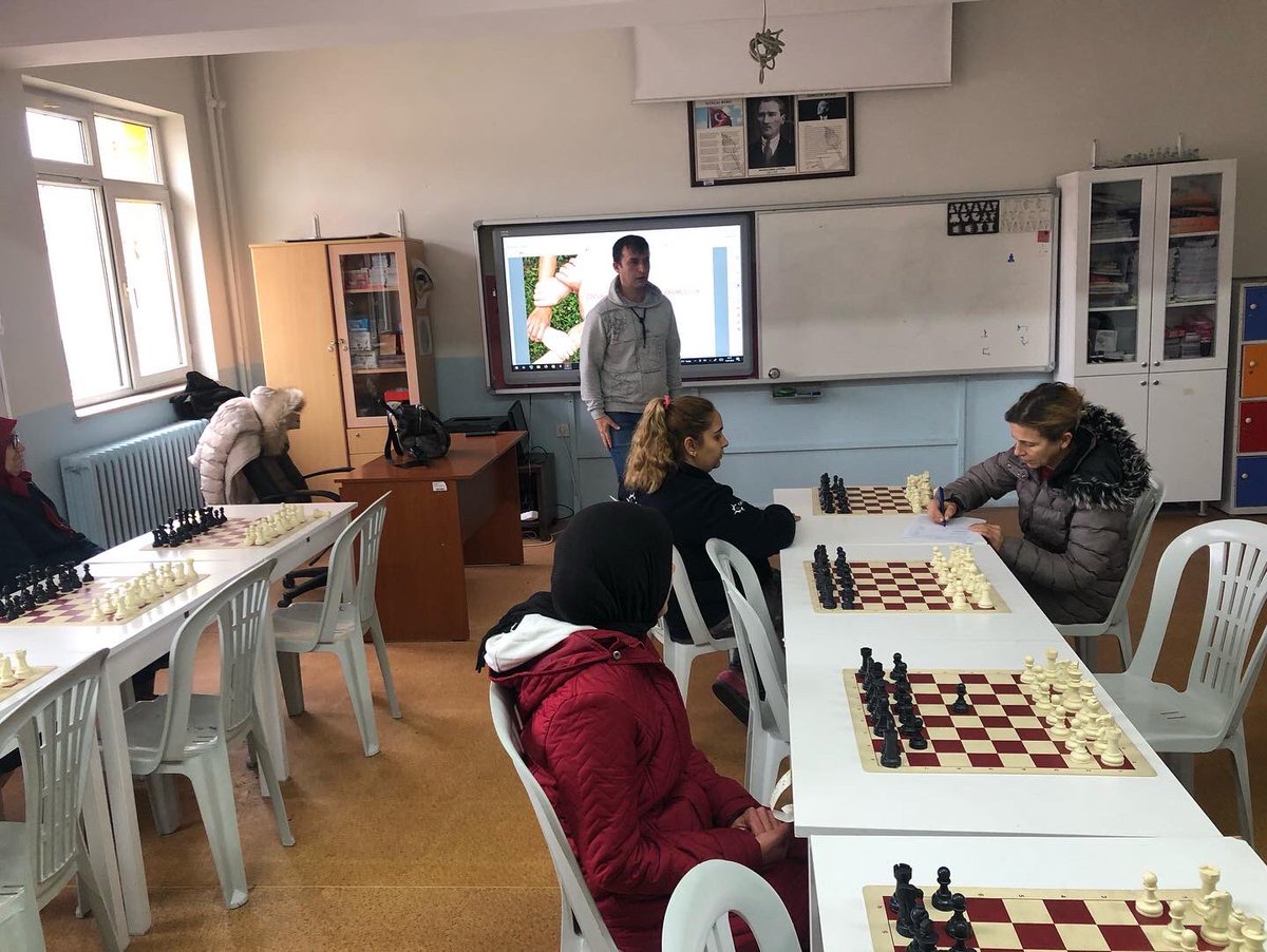 12 Ocak 2023 tarihinde Okulumuz Satranç Sınıfında velilerimize yönelik Rehber Öğretmen Ayhan BAYRAK tarafından “Özgüven ve Sorumluluk” verilmiştir.