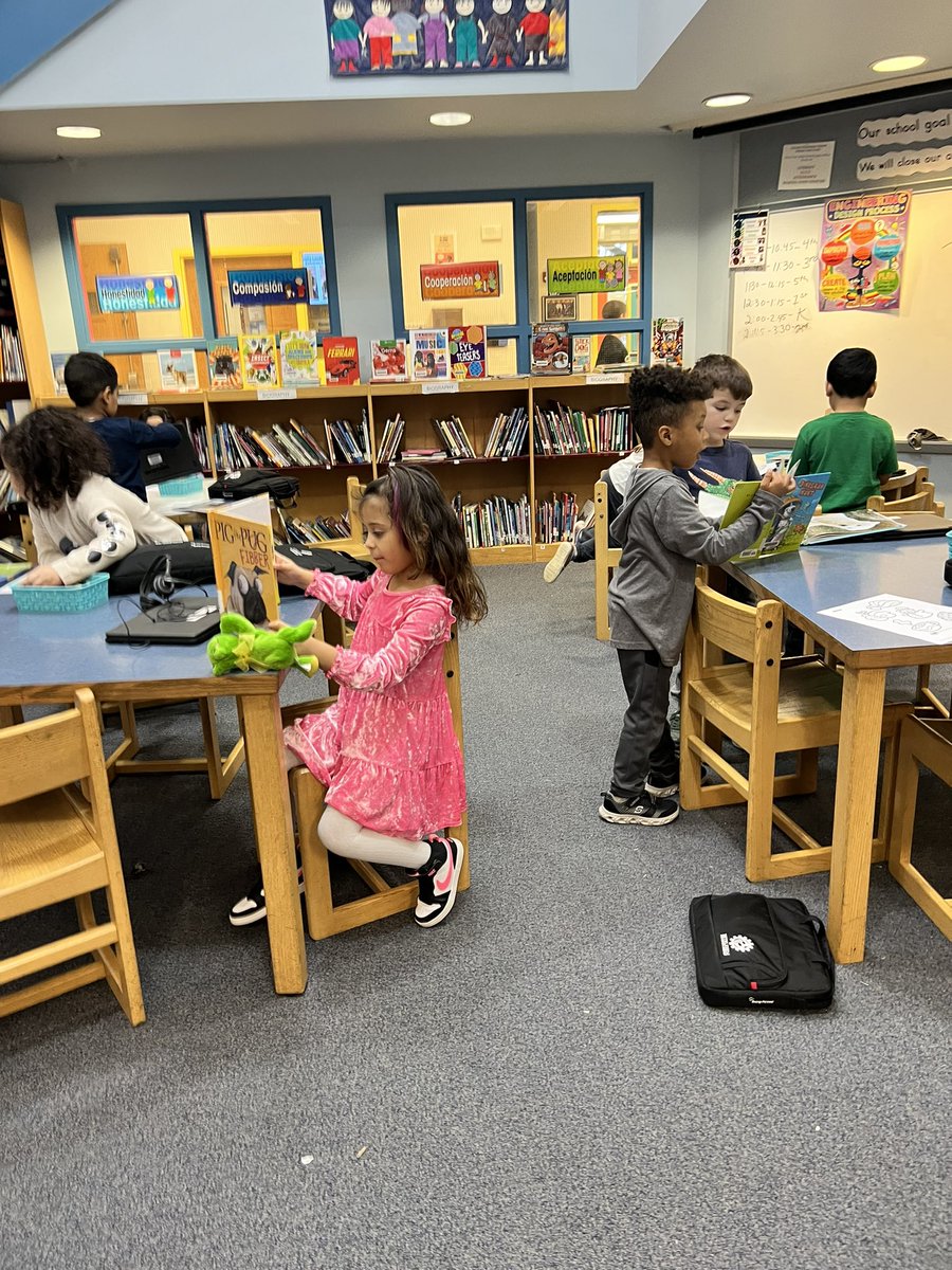 MrsR_Reads's tweet photo. Kindergarten discovers the joy of choosing a good book and reading for pleasure during digital literacy class @BASDLincolnCS @MrsJohnson_2nd #BASDIGNITE https://t.co/ergJz8bQYQ