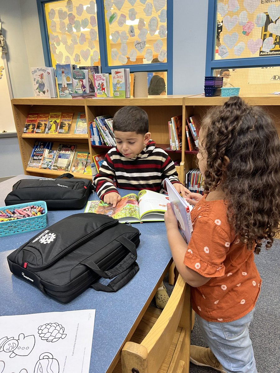MrsR_Reads's tweet photo. Kindergarten discovers the joy of choosing a good book and reading for pleasure during digital literacy class @BASDLincolnCS @MrsJohnson_2nd #BASDIGNITE https://t.co/ergJz8bQYQ