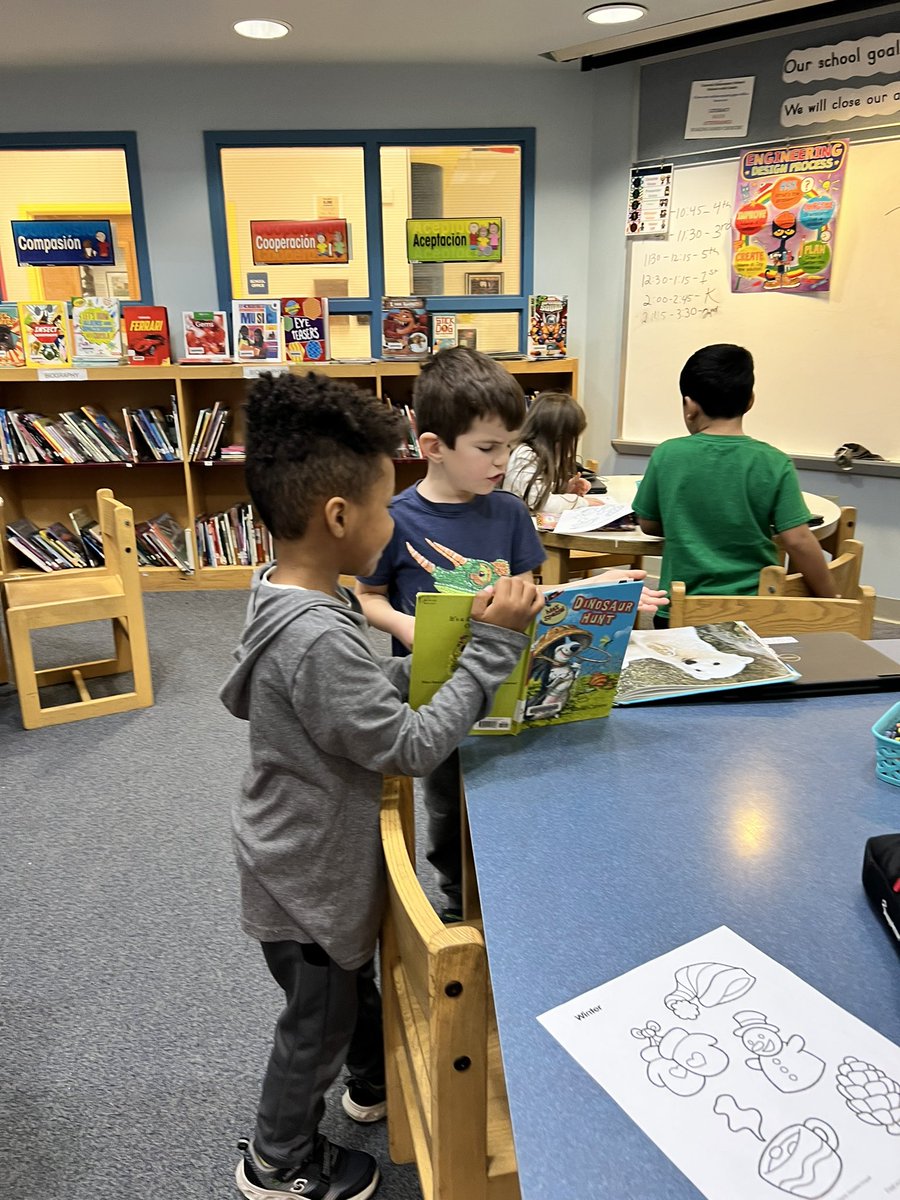 MrsR_Reads's tweet photo. Kindergarten discovers the joy of choosing a good book and reading for pleasure during digital literacy class @BASDLincolnCS @MrsJohnson_2nd #BASDIGNITE https://t.co/ergJz8bQYQ