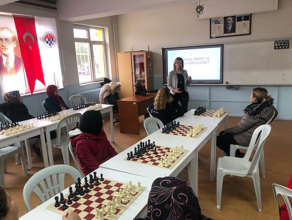 12 Ocak 2023 tarihinde Okulumuz Satranç Sınıfında velilerimize yönelik Rehber Öğretmen Narin EVREN tarafından “Kadına Şiddetle Mücadele Bilgilendirme Sunumu Semineri” verilmiştir.