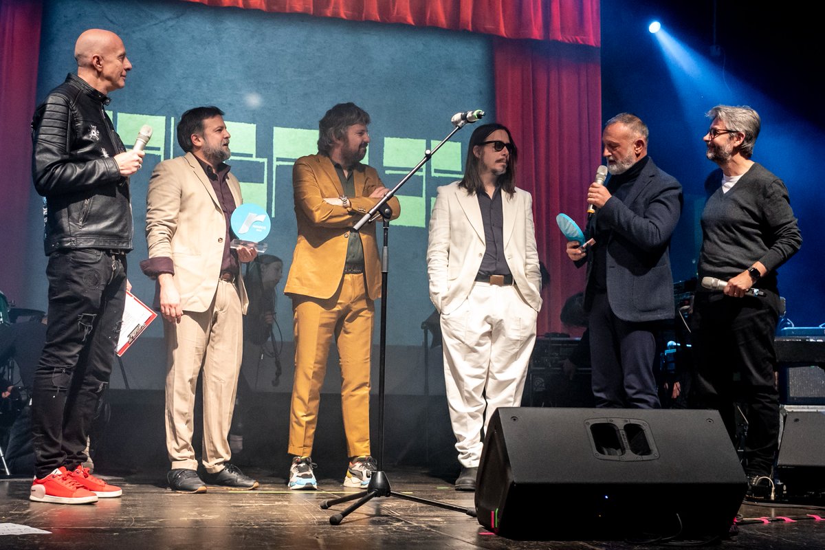 Roberto Razzini consegna il Premio #SIAE ai <a href="/Calibro35/">Calibro 35</a> "per aver saputo rileggere con passione, ispirazione e rispettoso affetto uno dei repertori più alti e nobili della nostra tradizione, quello del maestro #EnnioMorricone"
Leggi qui👉bit.ly/3ZqEVlc

#RockolAwards2022