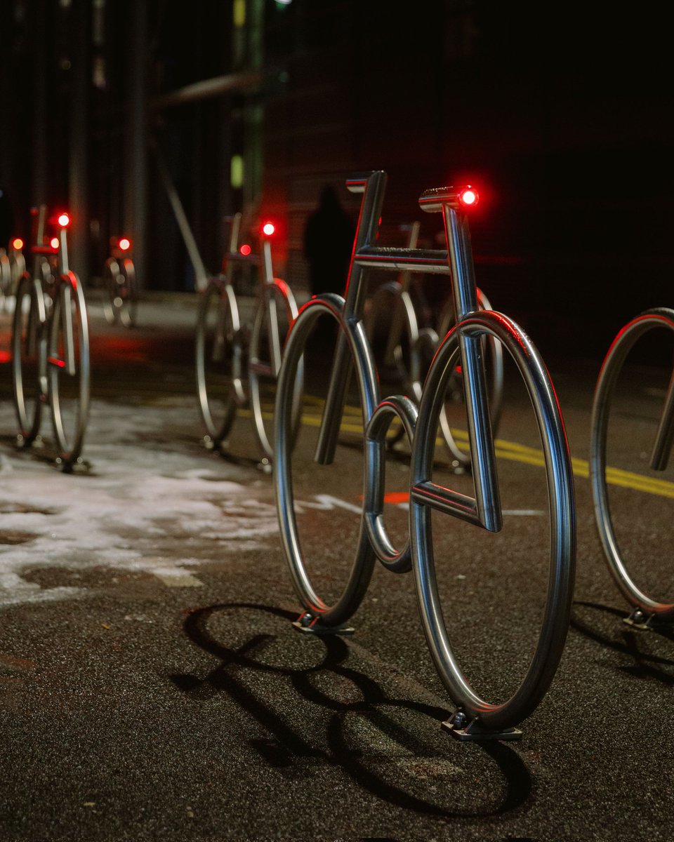 Lazy_Dreads's tweet photo. I love these illuminated bicycle racks at Oslo Barcode. Really fun.

#mittnorge #nightphotography #oslo #ThePhotoHour https://t.co/qHh7MWS5EC
