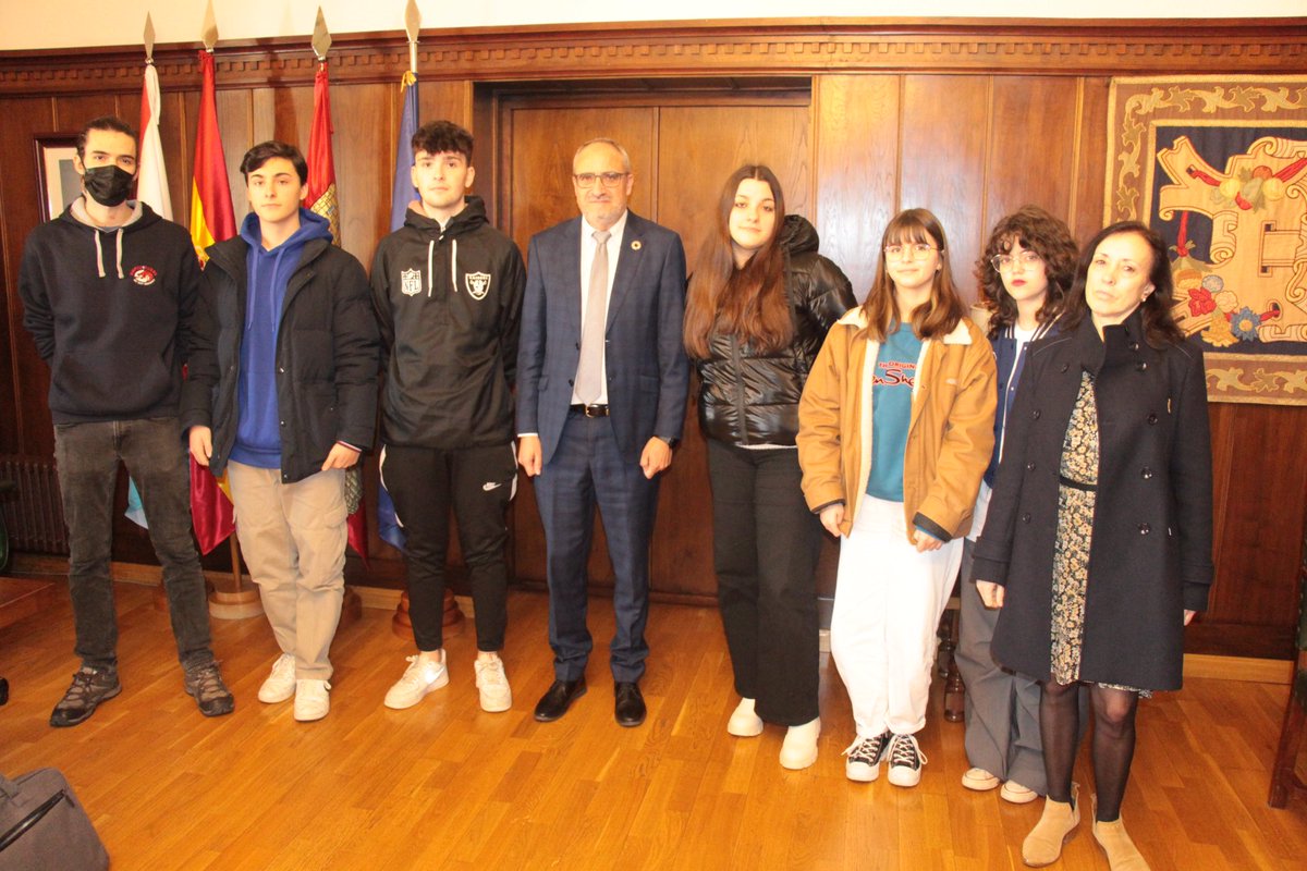 🏛️Visita de los seis alumnos del “IES Gil y Carrasco” que participaron el mes de noviembre en el acto de colocación en la plaza del Ayuntamiento de los seis nuevos adoquines de la memoria (stolpersteine).

✅El Alcalde, <a href="/OlegarioRamon/">Olegario Ramón Fernández</a>, les agradeció su compromiso y participación.