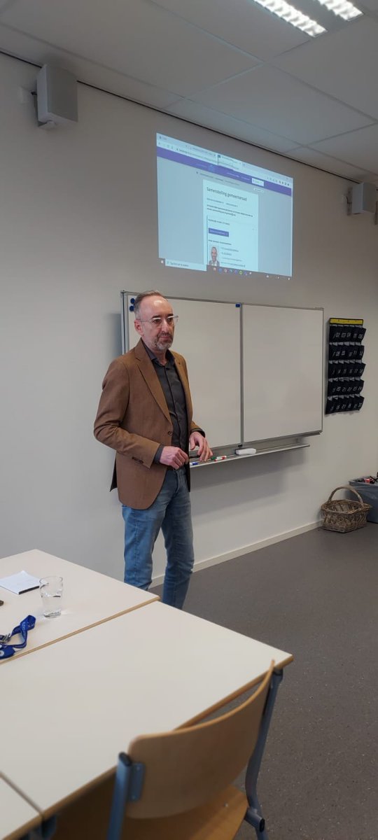 Deze week verzorgde onze fractievoorzitter <a href="/henkvermeer/">Henk Vermeer</a> een gastles lokale politiek voor 4vwo klassen op het <a href="/CCNVschoollife/">CCNV Harderwijk</a>
Aan de orde kwamen de rol van de gemeenteraad, dualisme, hoe ga je om met verschillende belangen en de verhoudingen en cultuur in de raad.