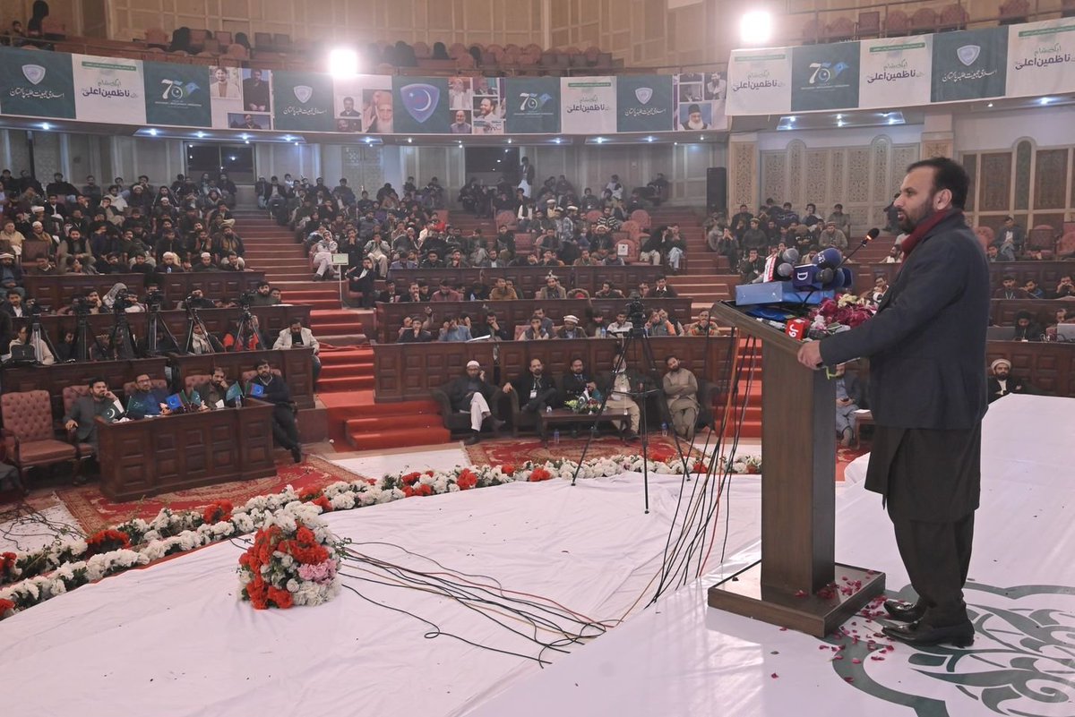 JamiatPK's tweet photo. Ex Central President IJT Brother Zubair Gondal addressed the participants of the evening, enlightening the 75 years of Glorious Journey of IJT.
Lastly, @PresidentIJT @ShakeelAhmed626 presented him with the commemorative shield.
"ایک شام سابق ناظمین اعلی کے نام"
#75YearsOfJamiat https://t.co/XLlqKq0nnP