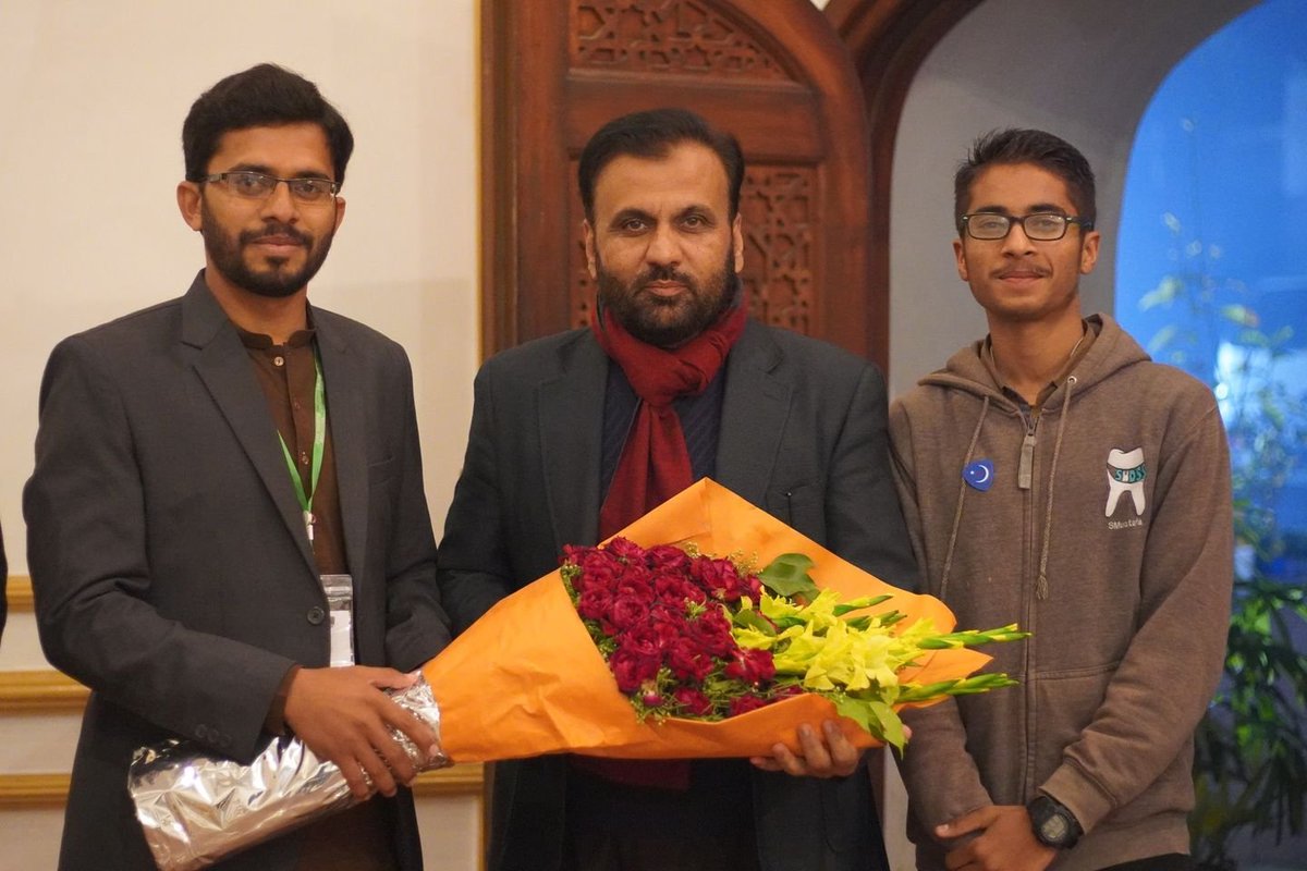 JamiatPK's tweet photo. Ex Central President IJT Brother Zubair Gondal addressed the participants of the evening, enlightening the 75 years of Glorious Journey of IJT.
Lastly, @PresidentIJT @ShakeelAhmed626 presented him with the commemorative shield.
"ایک شام سابق ناظمین اعلی کے نام"
#75YearsOfJamiat https://t.co/XLlqKq0nnP