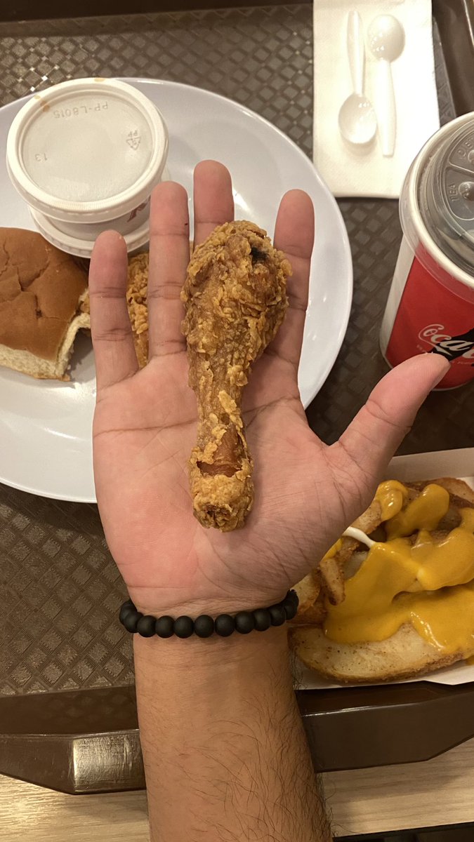 seketulakasah's tweet photo. Salam @KFCmalaysia , kalau kecik macam ni nak bagi siapa makan ya? Kote pun lagi besar tau ☺️ https://t.co/ukdLnSP2e2