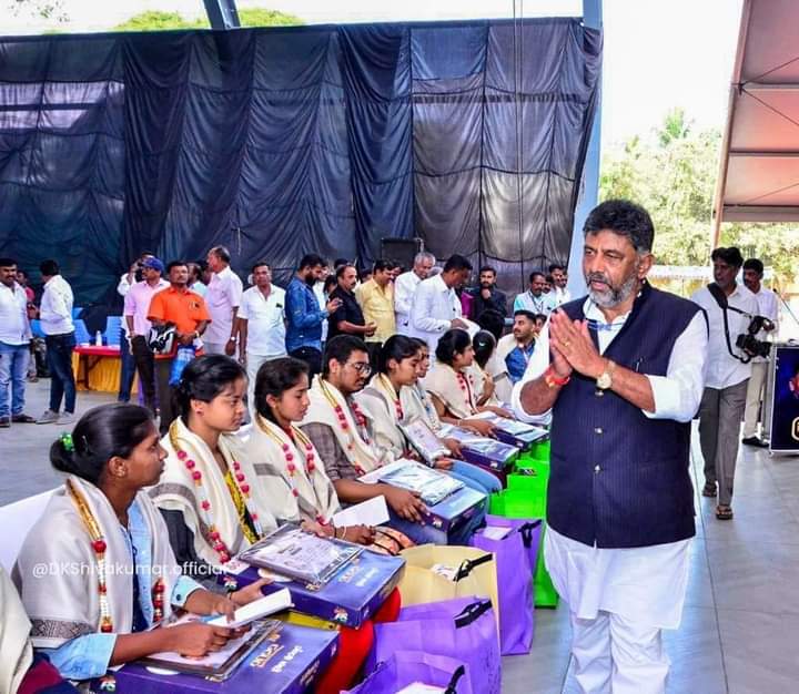 RavikantBiradar's tweet photo. ಕನಕಪುರದ ಹೆಮ್ಮೆಯ 'ಕನಕೋತ್ಸವ 2022-23'ರ ಪ್ರತಿಭಾ ಪುರಸ್ಕಾರ ಕಾರ್ಯಕ್ರಮ ಅತ್ಯಂತ ವಿಜೃಂಭಣೆಯಿಂದ ನೆರವೇರಿತು. ವಿವಿಧ ಕ್ಷೆತ್ರಗಳಲ್ಲಿ ಸಾಧನೆ ಮಾಡಿದವರಿಗೆ ಗೌರವಿಸಿ ಸನ್ಮಾನಿಸಲಾಯಿತು. ಗಣ್ಯರ ಉಪಸ್ಥಿತಿಯಲ್ಲಿ ಪ್ರತಿಭಾ ಪುರಸ್ಕಾರವು ಅರ್ಥಪೂರ್ಣವಾಗಿ ಜರುಗಿತು...
#Support_DKS https://t.co/kp37YVtoUx