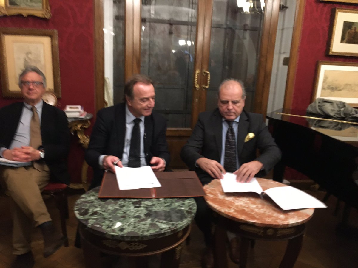 PLinItalia's tweet photo. Amb🇵🇱 @Anna_M_Anders uczestniczyła z Przew.Komisji ds. Kultury🇮🇹 @fmollicone @CD_cultura i #PaoloConti @Corriere w uroczystości podpisania umowy pomiędzy @la_dante i @CaffeGrecoRoma wspominając obecność gen. #Andersa i innych wielkich Polaków w tym miejscu 🇵🇱🤝🇮🇹 @kultura_gov_pl https://t.co/t5y26d1ObN