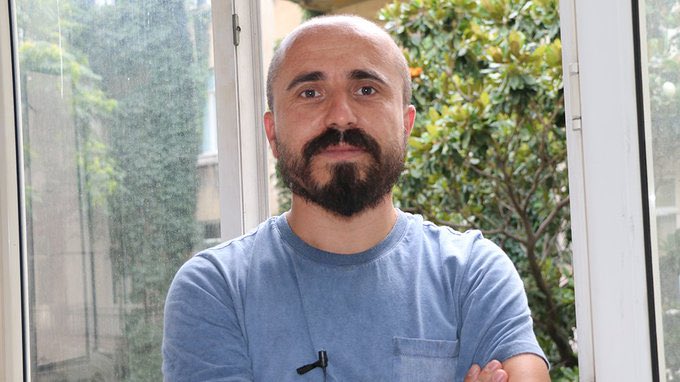 10 Ocak Çalışan Gazeteciler Günü'nde gözaltına alınan meslektaşımız Sezgin Kartal savcılık ifadesinin ardından tutuklandı. 

Gazetecilikten suç çıkarmaya çalışanlara karşı gerçekleri anlatmaya devam edeceğiz. Gazeteci #SezginKartal derhal bırakılsın! 

#GazetecilikSuçDeğildir