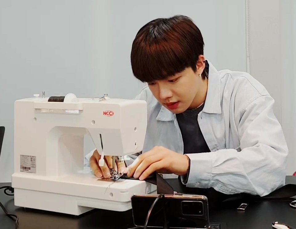 milkplusanyway's tweet photo. ในหัวคือแบบ ทำไมยองมินให้ความรู้สึกเหมือนเดิมมาก ก็คือแต่งตัวเหมือนเดิมมากแบบมากกก 😂 ตั้งใจเหรอ 🥹 https://t.co/s7eOXGVrzU