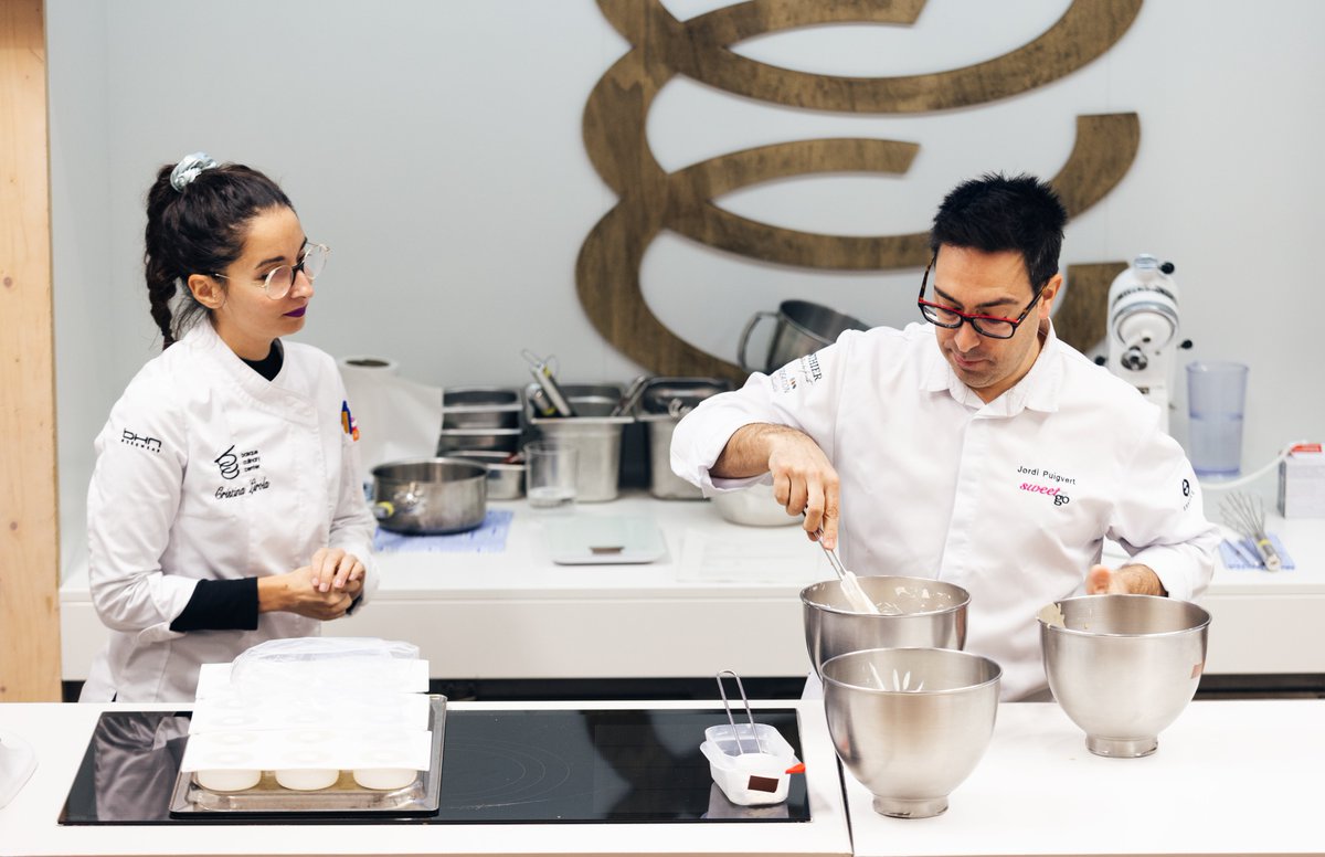 bculinary's tweet image. ✨ Texturas y dulces - Estudiantes del Máster en Pastelería de Restaurante y Cocina Dulce han recibido estos días un seminario en texturas impartido por el pastry chef Jordi Puigvert. ¡Gracias por la visita! #mybculinary #estudiantesBCC