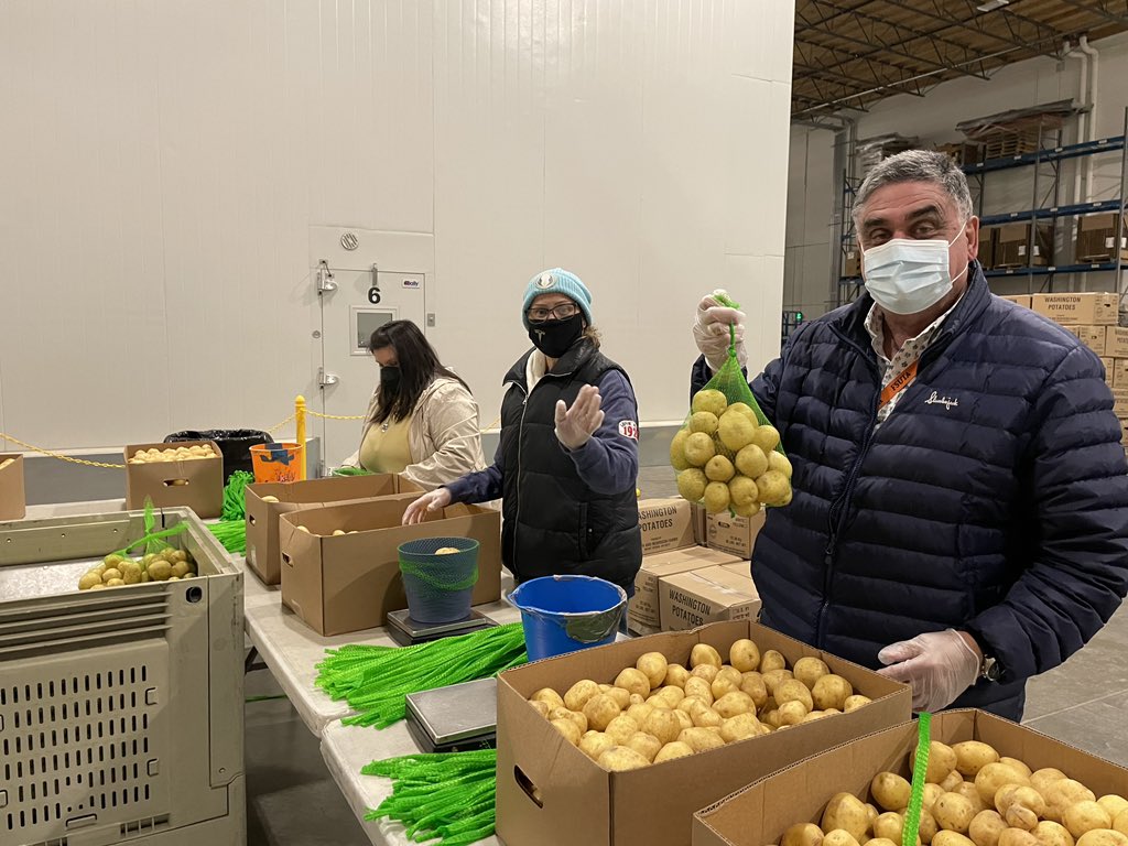 Fsutaorganizing's tweet photo. Executive Board members kicked off 2023 by volunteering at the Food Bank of Contra Costa and Solano. Executive Board members bagged 1650 pounds of potatoes - the equivalent of 550
3 pound bags! ##FSUTA https://t.co/7Zc4DwkNSY
