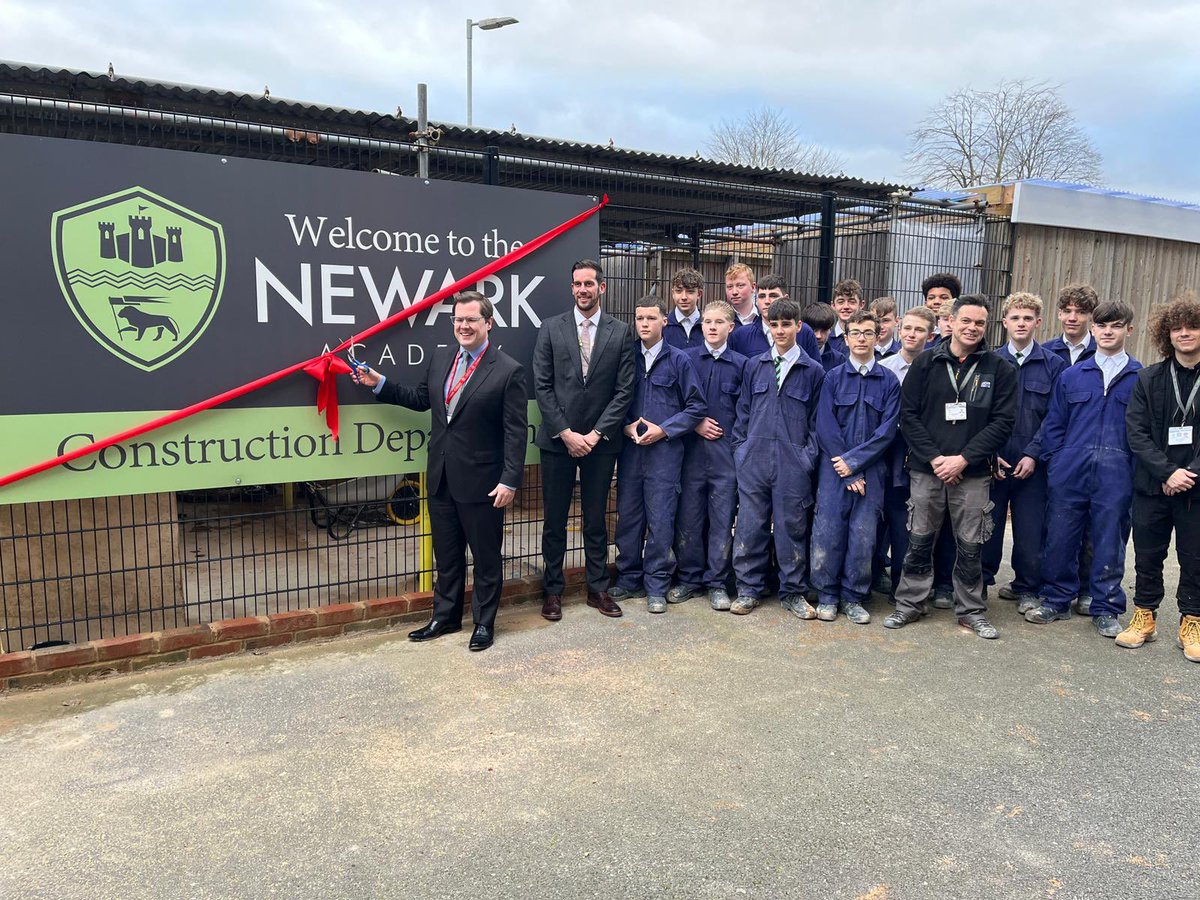 NewarkAcademyUK's tweet photo. Fantastic to welcome @RobertJenrick &amp; local business leaders to the opening of our Construction Dept. Great to see our amazing students showcasing their work and talents. We look forward to working with you to provide students with career development opportunities #WorkHardBeKind https://t.co/yWPI2ZDGPZ