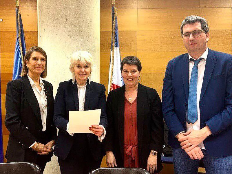 Asso AEM (@associationaem) on Twitter photo À Bordeaux, dans le cadre du CORAH, en présence <a href="/RomeIsabelle/">Isabelle Rome</a> , un moment nous a été donné pour présenter les stages de lutte contre toutes les discriminations mis en œuvre par l’AEM en Gironde avec les TJ de Bordeaux et Libourne . <a href="/TJLibourne/">Tribunal judiciaire de Libourne</a> . Une réponse pénale pédagogique. À Bordeaux, dans le cadre du CORAH, en présence <a href="/RomeIsabelle/">Isabelle Rome</a> , un moment nous a été donné pour présenter les stages de lutte contre toutes les discriminations mis en œuvre par l’AEM en Gironde avec les TJ de Bordeaux et Libourne . <a href="/TJLibourne/">Tribunal judiciaire de Libourne</a> . Une réponse pénale pédagogique.