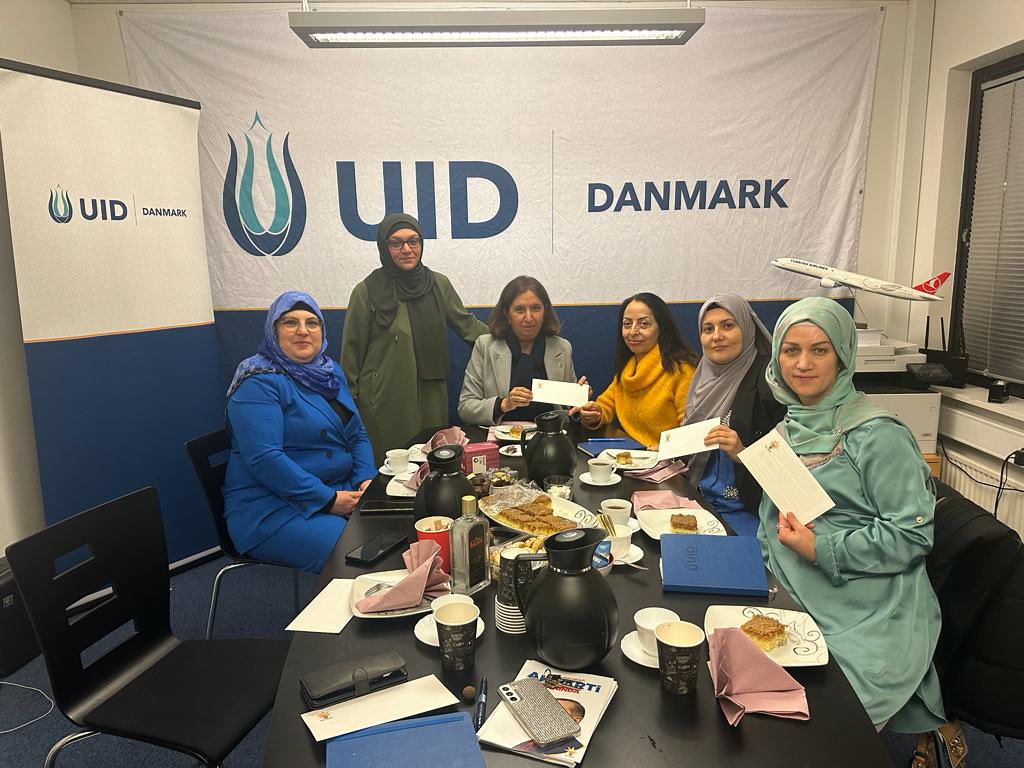 SemihaEkinci58's tweet image. Union of International Democrats (#UID) Danimarka Temsilciliği’nde gönüldaşlarımızla biraraya geldik. Cumhurbaşkanımız Sayın @RTErdogan’ın selamlarını ilettik.

#UID Türklerin ve kardeş toplulukların ilişkilerini küresel çapta güçlendirmeye devam ediyor.