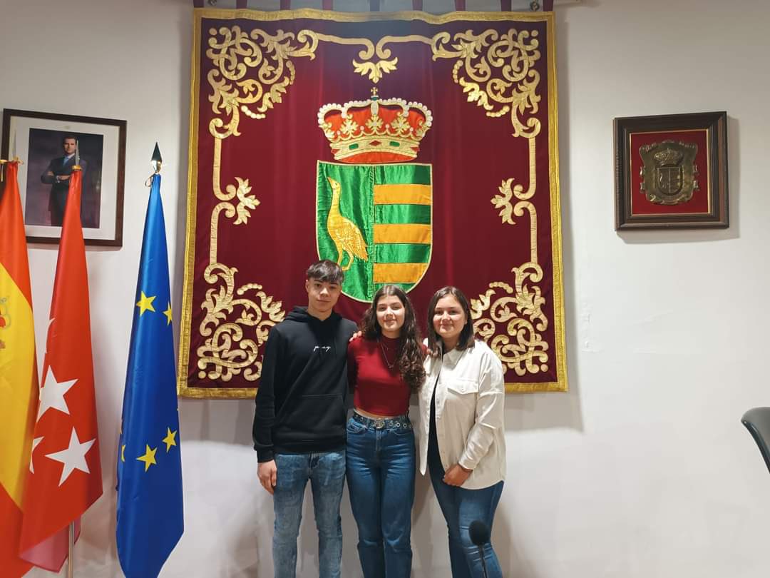 iestiernoparla's tweet photo. Hoy Sara Aguilar, Itziar Lorente y Rubén García-Lajara, alumnos de 4º de ESO que tan exitosamente han representado al @Parlatierno en el mítico programa de La2 "Saber y Ganar"han sido recibidos en el Ayuntamiento de Parla por el alcalde, Ramón Jurado. https://t.co/wKM2XbszWI