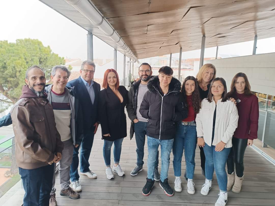 iestiernoparla's tweet photo. Hoy Sara Aguilar, Itziar Lorente y Rubén García-Lajara, alumnos de 4º de ESO que tan exitosamente han representado al @Parlatierno en el mítico programa de La2 "Saber y Ganar"han sido recibidos en el Ayuntamiento de Parla por el alcalde, Ramón Jurado. https://t.co/wKM2XbszWI