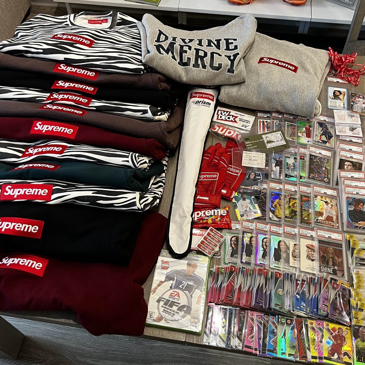 gurucollects's tweet photo. 🚨 GIVEAWAY 🚨 

To Enter:
Just like this tweet!

Winner will receive the Ken Griffey Jr. Game-used jersey card!

ALL ITEMS in pic 2 will be giveaways or $1 auctions TONIGHT at 8pm EST on my Whatnot: https://t.co/qZQThdPOSq

See you there! 🫡 https://t.co/1fU8ddqFVv