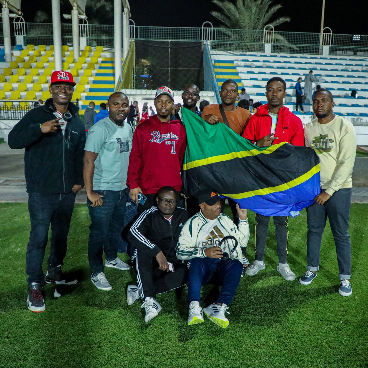 SimbaSCTanzania's tweet image. Baadhi ya Watanzania ambao walijitokeza kwenye mchezo wa leo 🦁🇹🇿 #NguvuMoja