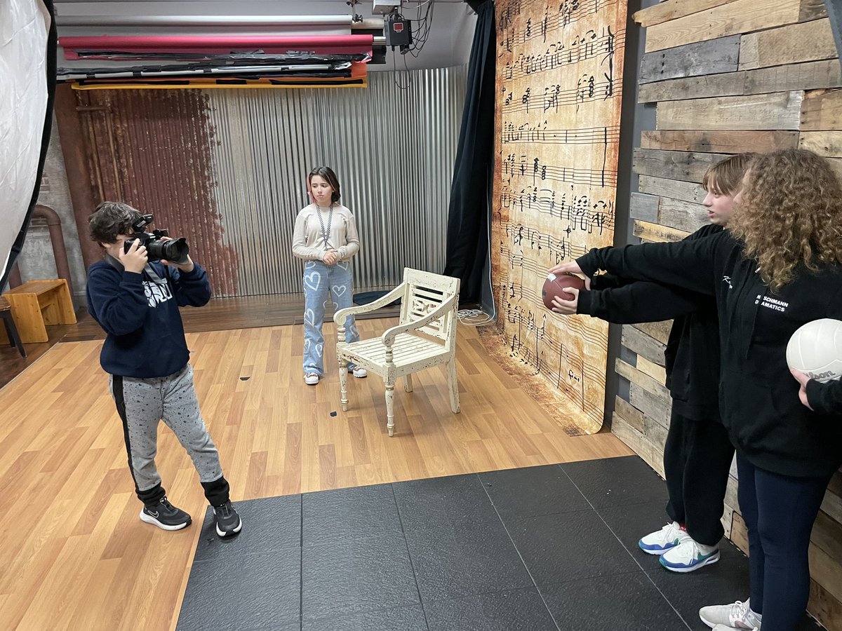 MrskrauseArt's tweet photo. Photography club took a visit to @ChristmasCityS today to learn about what it takes to be a professional photographer @BethlehemAreaSD @NitschmannMS #basdproud #photographyclub #nitschmann #nitschmannnation https://t.co/pR4uvXCKif