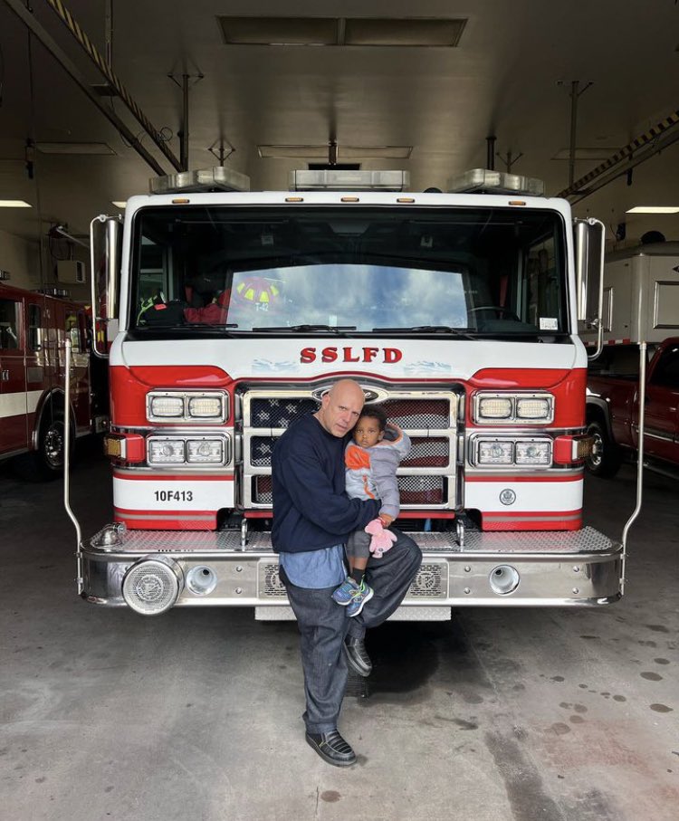 Today we recognize Senior Investigator Dennis Miller for his outstanding child abduction investigation which led the reunification of a father and his son in Utah. Immediately after the emotional reunification, the grateful father took a tour of the @sslfd and sent Dennis a photo