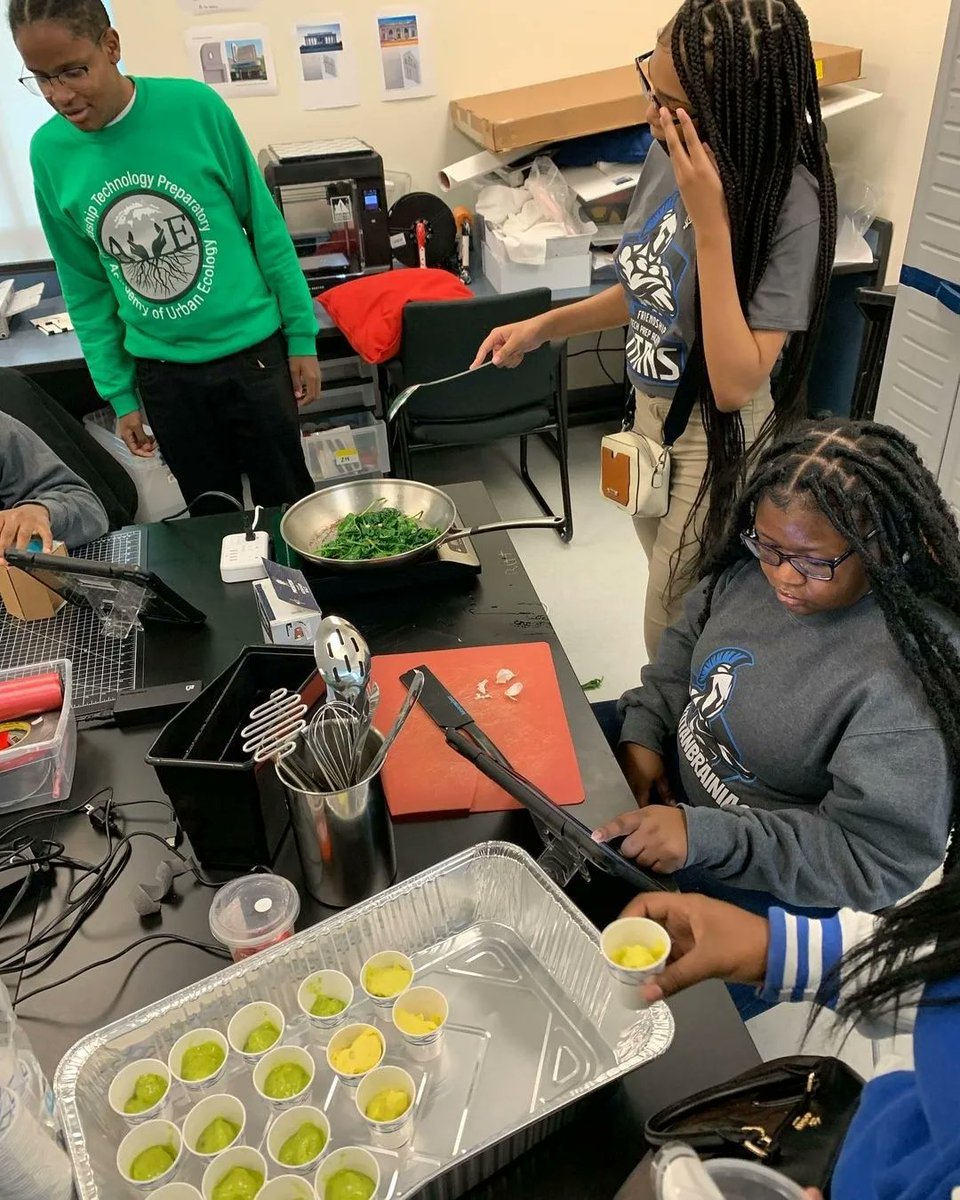 FriendshipPCS's tweet photo. @techprepgreenhands End of the semester cooking competition! After applying the principles of agroecology to their garden plots, students researched vegetarian recipes for spinach they grew (quesadillas, spinach dip, & pineapple/mango/spinach smoothies).#gardening #studentcooking https://t.co/6cQGr8v8pe