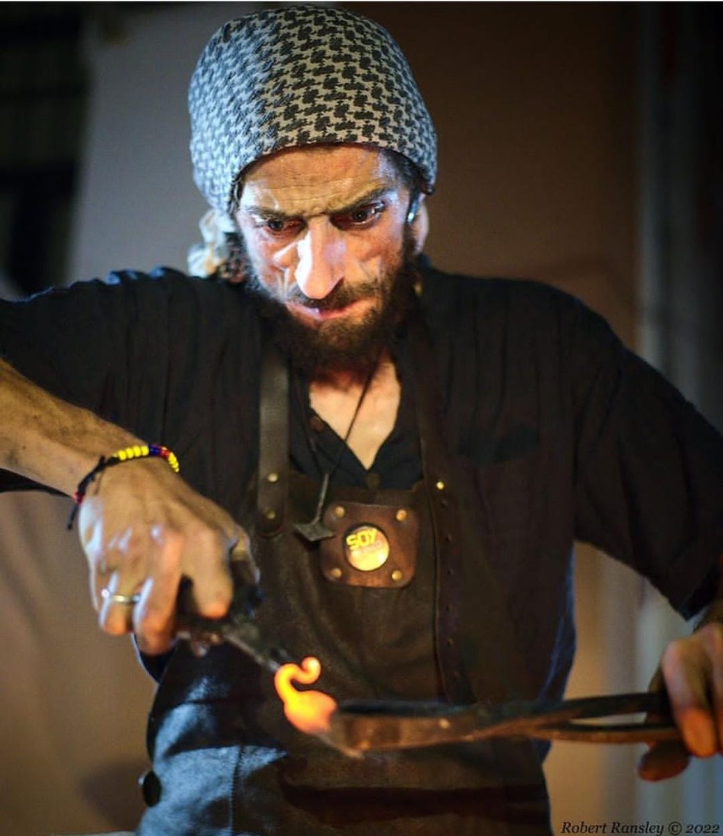 Una pareja de artesanos da vida a una aldea deshabitada de Los Oscos. Eduardo es de Jerez y Ángela, colombiana.

🏞️Están en la herrería que llevaba cerrada desde 2011. "Trabajo en un trozo del paraíso"

👇
🔴DIRECTO rtve.es/play/radio
▶️PODCAST rtve.es/play/audios/po…