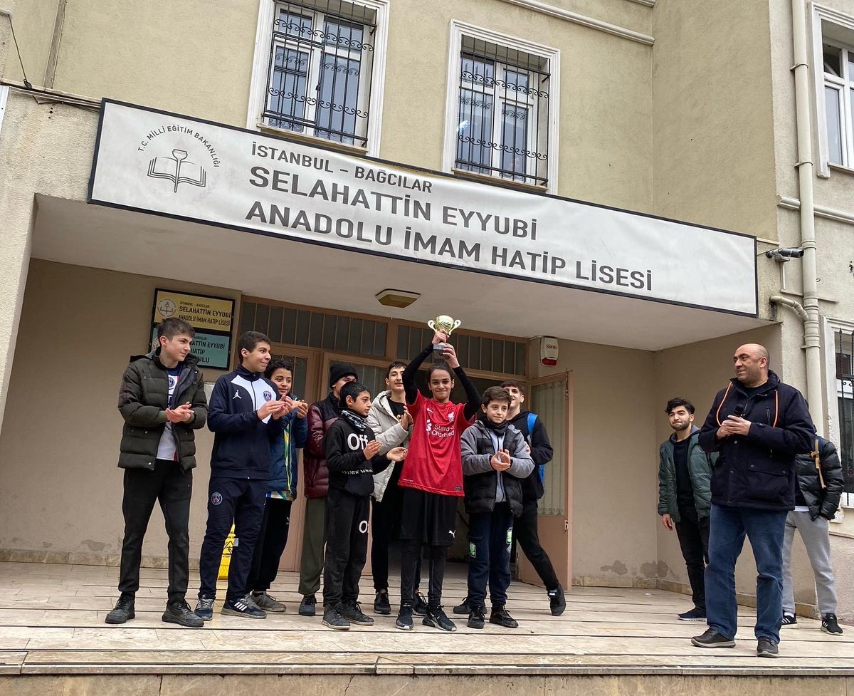 Okulumuzda ortaokul sınıfları arasında düzenlenen futbol turnuvasının galibi 8/C sınıfı olmuştur. Başta 8/C sınıfı olmak üzere turnuvada mücadele eden tüm öğrencilerimizi tebrik eder ve emeği geçen okulumuz öğretmenlerinden Talha Akın ve Süleyman Çelik’e teşekkür ederiz.