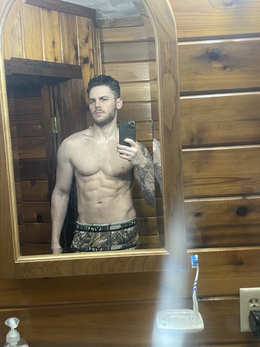 Getting ready to go hunt some bussy https://t.co/0R3obIwTrb