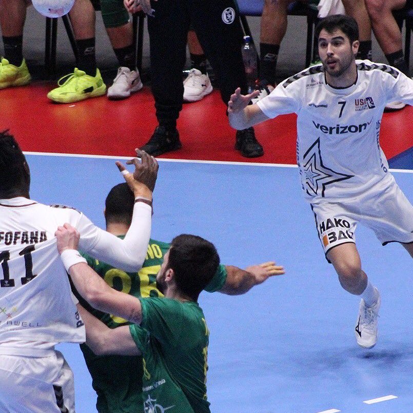 Y la primera victoria de la historia de 🇺🇸 USA en un Mundial de Balonmano tuvo que llegar con un pontevedrés sobre la pista. ¡Enorme <a href="/AlexChan_/">Álex Chan</a>! Lo tienes bien merecido.