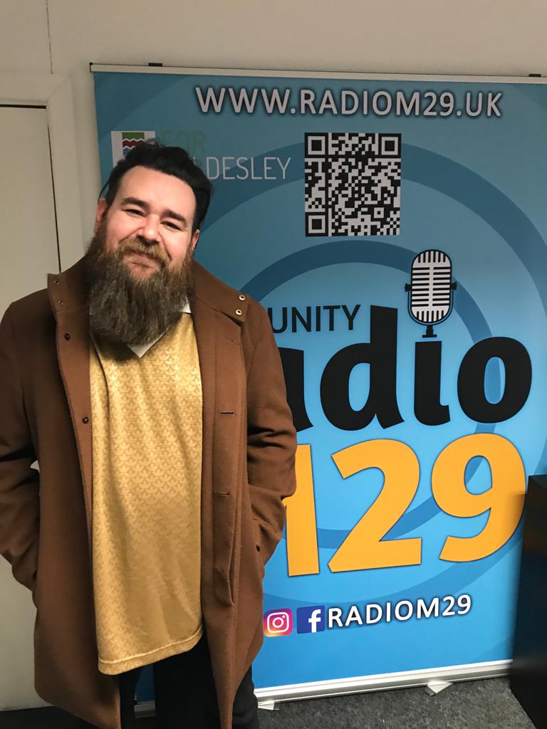 RadioM29's tweet photo. A very special edition of Curveball this week as Joe Graham sits down for an extended chat with Rob Lally, guitar guru with Leigh legends The Lottery Winners. Joe will also be playing some non LW tunes chosen by Rob. Tune in @ 6pm on Sunday via our website or app. #lotterywinners https://t.co/oSB5CJeKRF