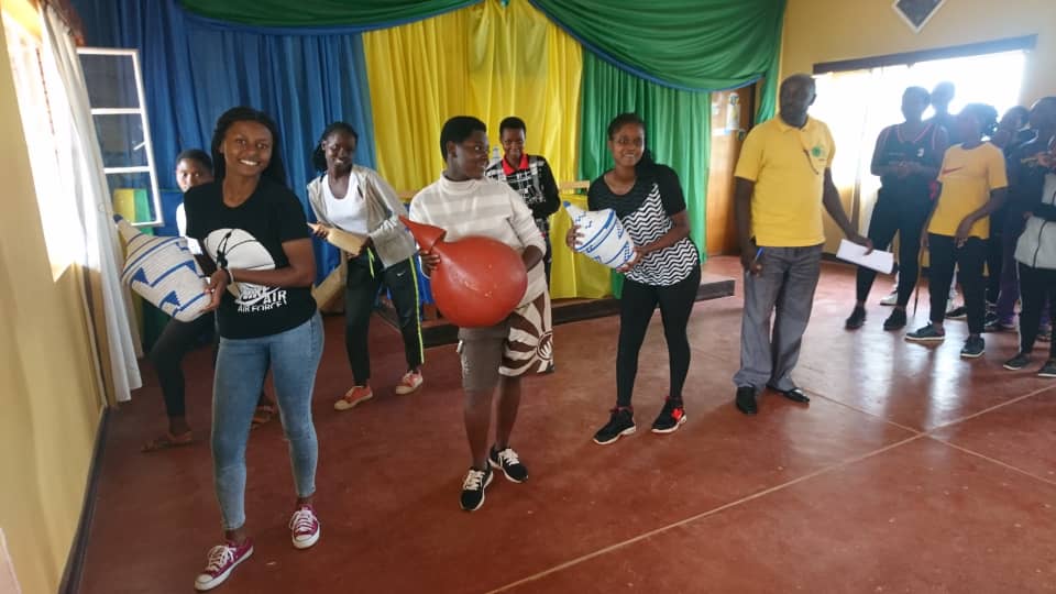 Unity_MemoryRw's tweet photo. Uyu munsi ibikorwa by’Urugerero rw'Inkomezabigwi  icyiciro cya 10 byakomeje hirya no hino mu gihugu. Intore zize Indirimbo y'Intambwe y'Intore y'Ingabo Nziza ku bahungu, n'Indirimbo y'Intambwe y'Intore ya Mutima w'Urugo ku bakobwa, zinahabwa ikiganiro kuri Ndi Umunyarwanda. https://t.co/2Xox5L6si8