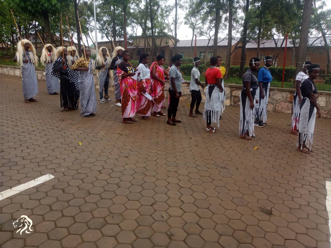 Unity_MemoryRw's tweet photo. Uyu munsi ibikorwa by’Urugerero rw'Inkomezabigwi  icyiciro cya 10 byakomeje hirya no hino mu gihugu. Intore zize Indirimbo y'Intambwe y'Intore y'Ingabo Nziza ku bahungu, n'Indirimbo y'Intambwe y'Intore ya Mutima w'Urugo ku bakobwa, zinahabwa ikiganiro kuri Ndi Umunyarwanda. https://t.co/2Xox5L6si8