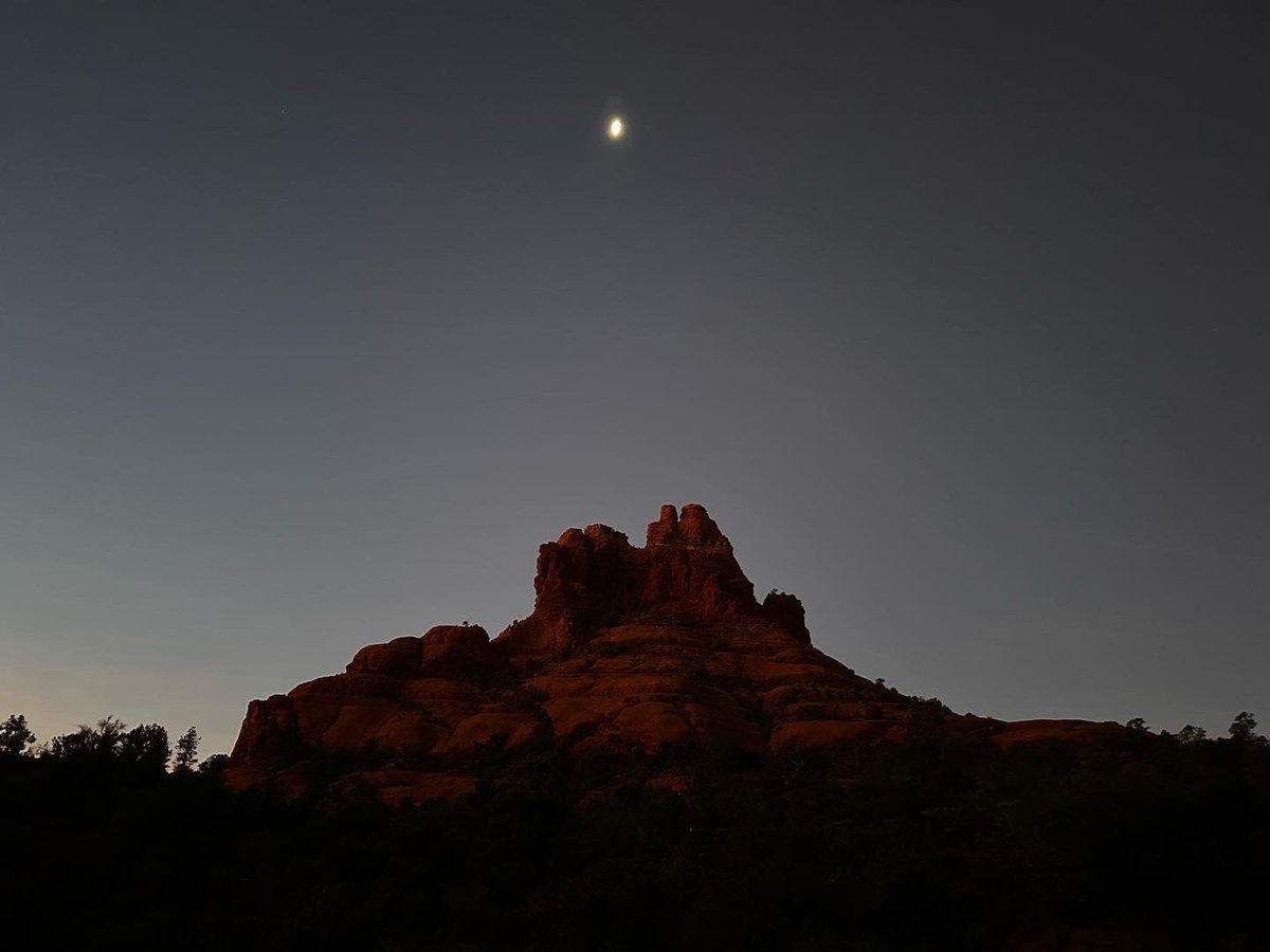 maggiesbliss's tweet photo. Hubby and I went for an early morning walk before sunrise. So serene and quiet. Shooting stars and magic! Soak in the new lightcodes today!💜🥰🏜️
In Munay,
Maggie
https://t.co/mJ8sbxrQl4
#sedonaretreats #bellrock #stars #starseed #lightcodeactivator #kundaliniawakenings #sun https://t.co/obcrIJ0n5T