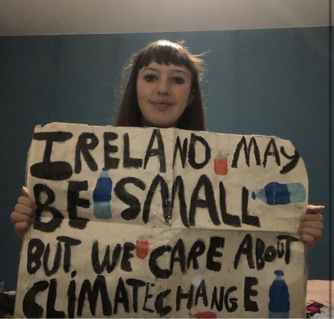 Week 214 of #ClimateStrike This year I hope we can all try to make little and big changes to help the planet! It’s warmer than it should be here in Paris 🌎 #theclockisticking #climatechange #peoplenotprofit #schoolstrike4climate @GretaThunberg @Fridays4future @SchoolStrikesIE