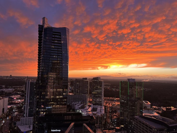 The sunset in Atlanta yesterday after it rained. 🌆

📸 @markbrookarts