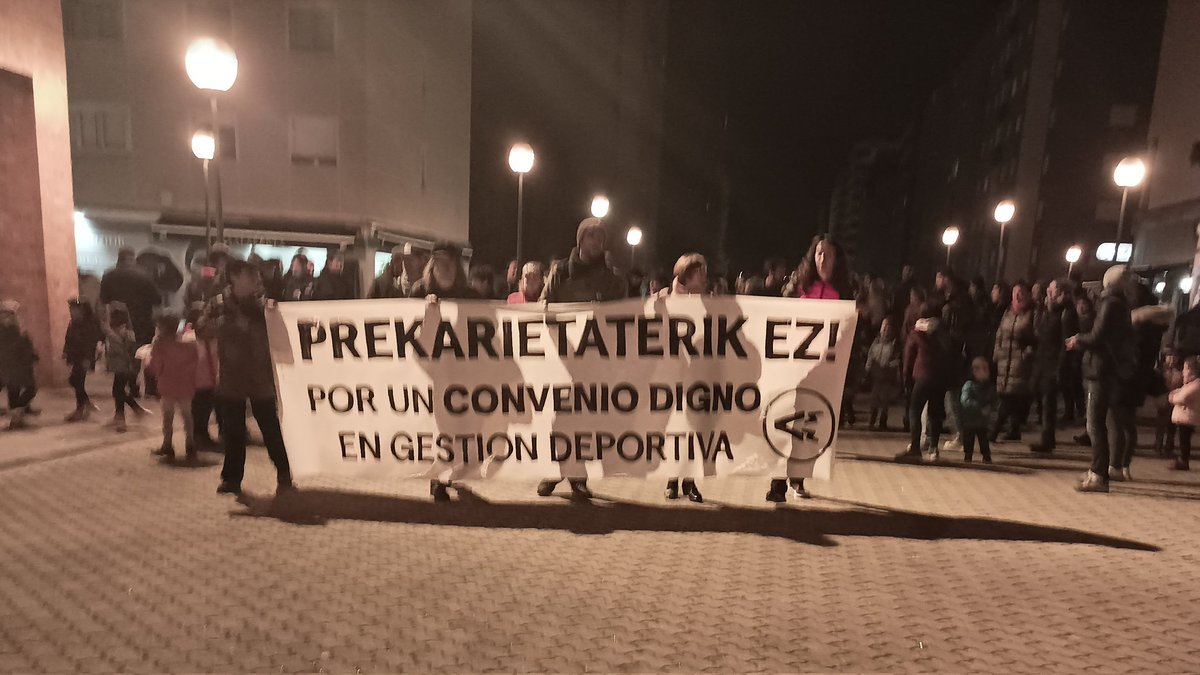 ccoonavarra's tweet photo. Las asociaciones vecinales de Barañáin  y los cuatro sindicatos de la lucha de Gestión Deportiva de Navarra se han manifestado este viernes en las calles de la localidad. 

👉En apoyo a unas plantillas que llevan casi tres meses en huelga. https://t.co/uJrgyk7Z4N