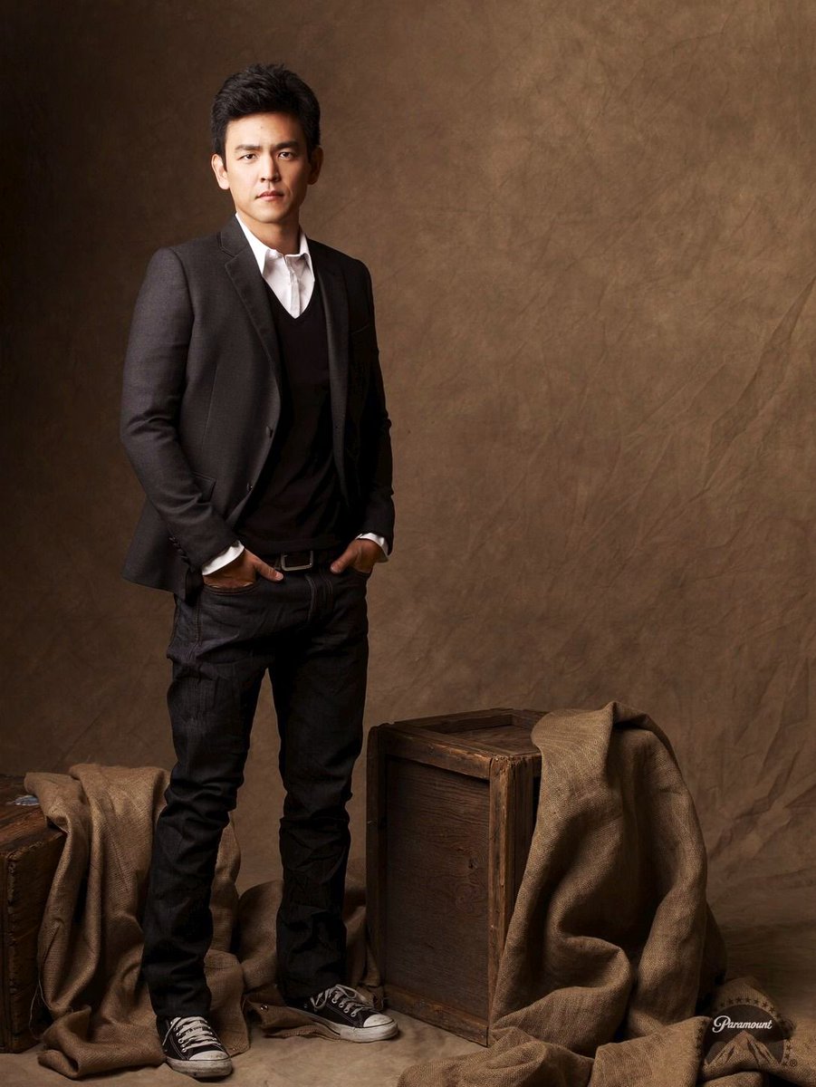the_daily_cho's tweet photo. John Cho wondering who else was supposed to be in this photo… Baby Yoda?
#johncho #thedailycho #starringjohncho #portraitphotography #photoshoot #photoprops #awkwardphoto https://t.co/UEtANqLmCy