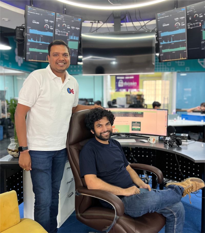 Do you know this sitting person???