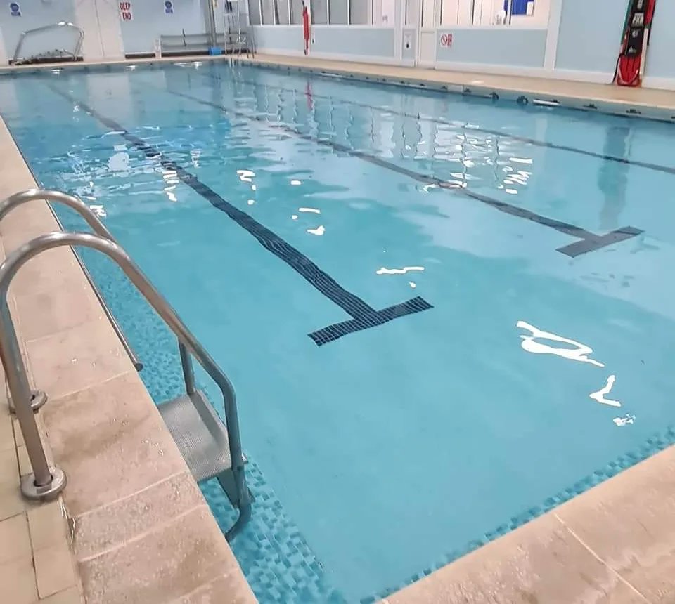 What to do this weekend? 🤔🌧.
Get wet but stay warm in a 30 degree heated pool with brand new changing facilities.Two great sessions available this weekend 👍

Public Swimming

Splashing Tots
£8 = one adult, up to 2 pre-school 👨‍👦 and refreshments 😮 settleswimmingpool.co.uk/swim/timetable/