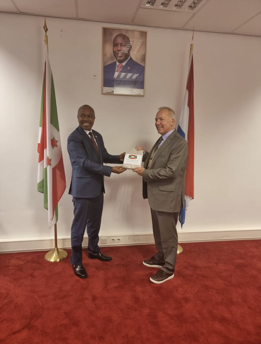 gamankurunziza's tweet photo. Aujourd’hui,j’ai accueilli avec plaisir le Dir.Commercial de Solynta,Sté néerlandaise qui vient d’introduire au🇧🇮,une variété de pomme de terre Hybride (PTPS),qui résiste aux bactéries avec une productivité élevée.Elle est entrain d’être testée à l’ISABU
@MAEBurundi @NtareHouse https://t.co/c8lfvBcbsv