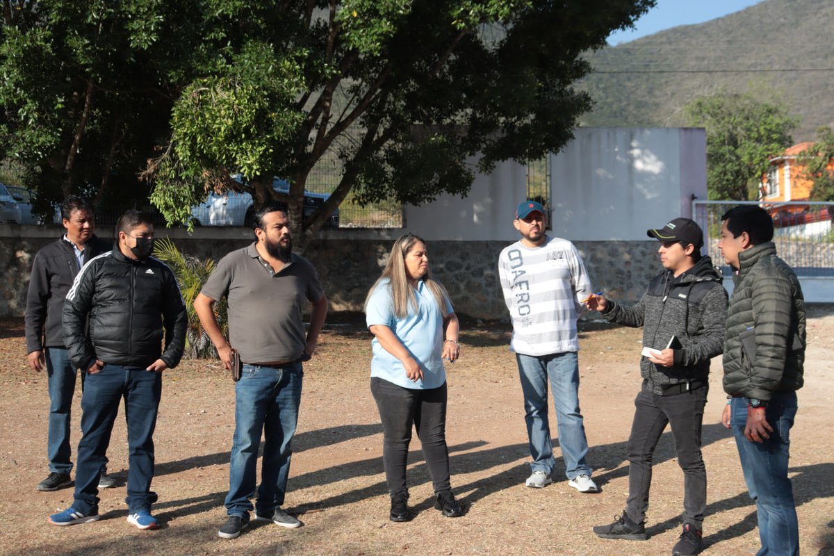 La Alcaldesa <a href="/mpclanda/">Marina Ponce Camacho</a>  en compañía de personal del <a href="/Indereq_/">INDEREQ</a> recorrió la unidad deportiva de Landa de Matamoros para proyectar nuevas acciones en pro del deporte en el municipio.